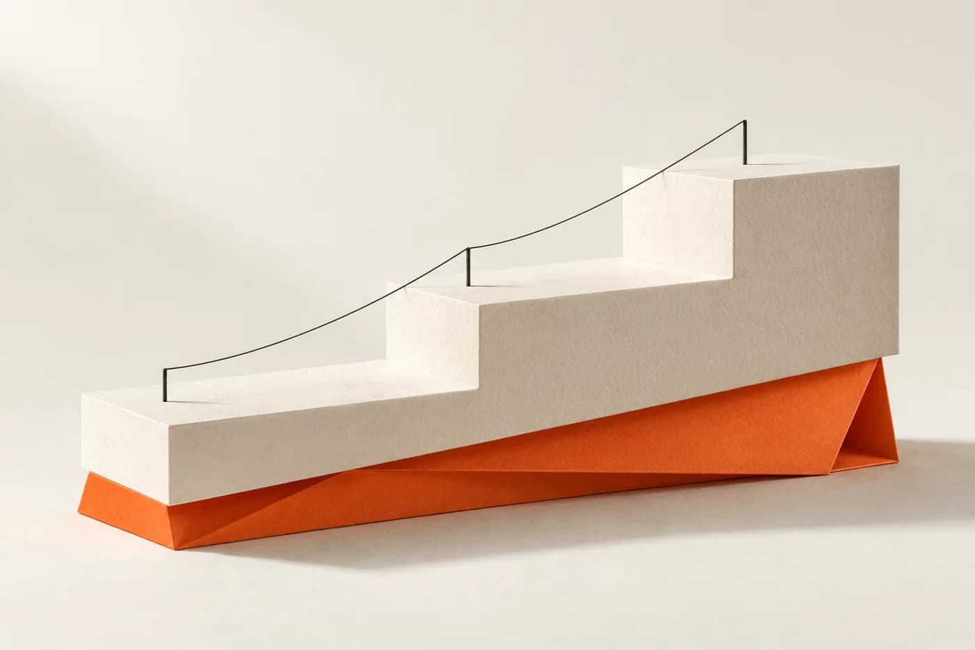 Elfenbeinfarbige Stufenarchitektur auf orangefarbenem Papierfundament mit feiner dunkler Verbindungslinie.
