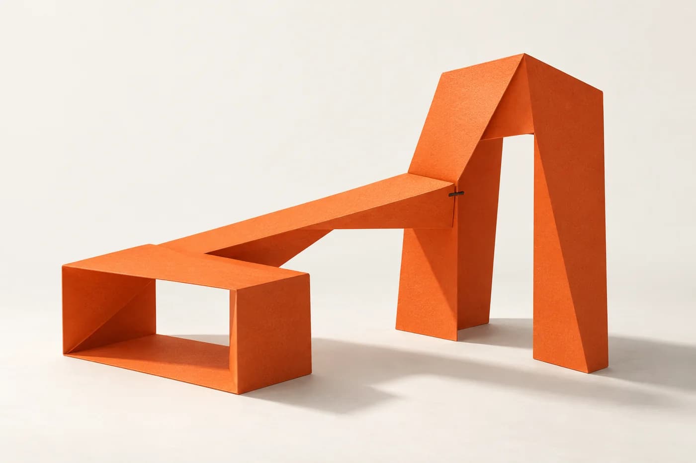Drei unterschiedliche orangefarbene Papiermodule greifen zu einer ausgewogenen architektonischen Skulptur ineinander.